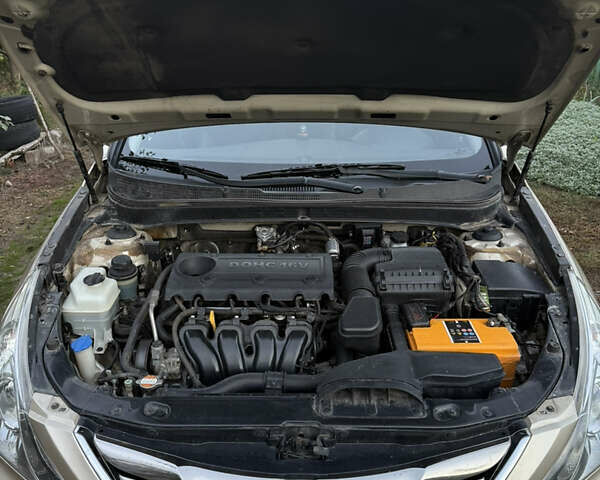 Бежевый Хендай Соната, объемом двигателя 2 л и пробегом 255 тыс. км за 7700 $, фото 1 на Automoto.ua