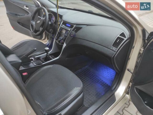 Бежевый Хендай Соната, объемом двигателя 2 л и пробегом 160 тыс. км за 5499 $, фото 22 на Automoto.ua