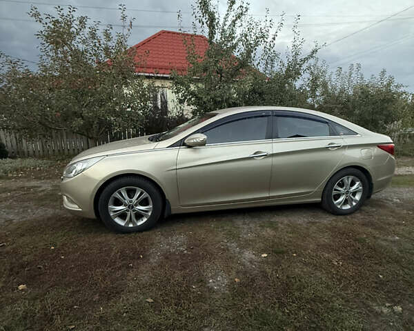 Бежевый Хендай Соната, объемом двигателя 2 л и пробегом 255 тыс. км за 7700 $, фото 3 на Automoto.ua