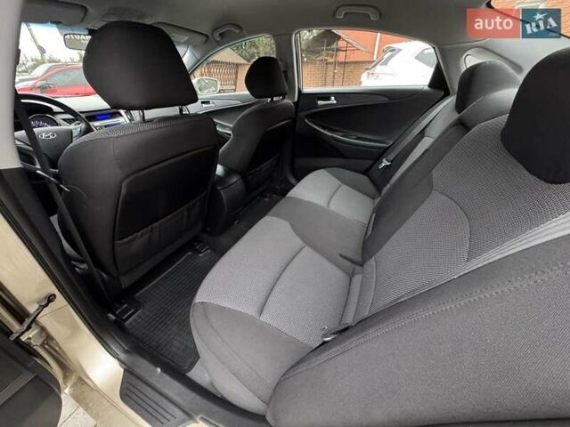 Бежевый Хендай Соната, объемом двигателя 2 л и пробегом 69 тыс. км за 10500 $, фото 22 на Automoto.ua