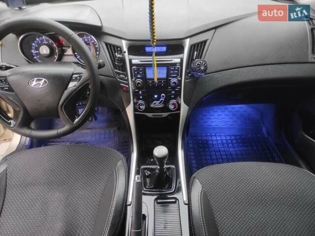 Бежевый Хендай Соната, объемом двигателя 2 л и пробегом 160 тыс. км за 5499 $, фото 23 на Automoto.ua