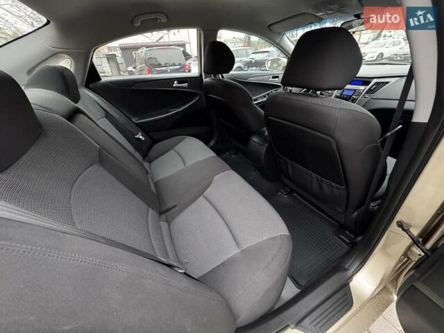 Бежевый Хендай Соната, объемом двигателя 2 л и пробегом 69 тыс. км за 10500 $, фото 2 на Automoto.ua