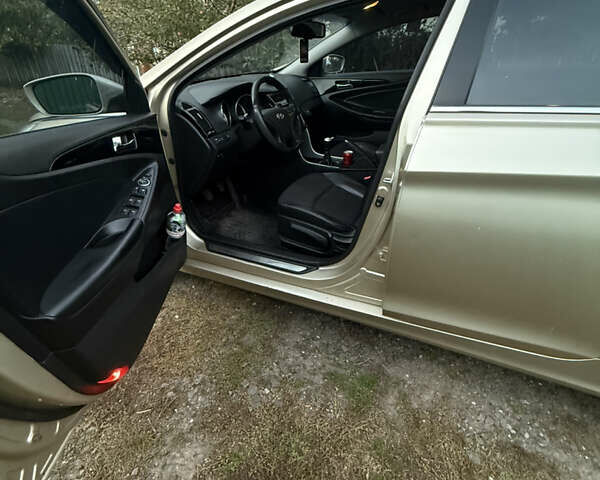 Бежевый Хендай Соната, объемом двигателя 2 л и пробегом 255 тыс. км за 7700 $, фото 6 на Automoto.ua