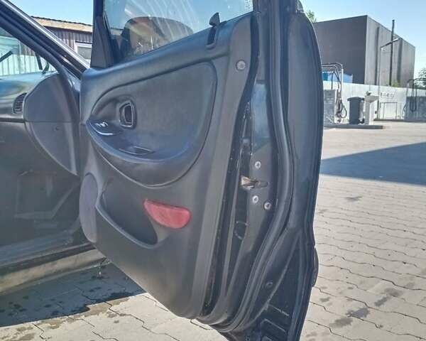 Черный Хендай Соната, объемом двигателя 2 л и пробегом 270 тыс. км за 2500 $, фото 2 на Automoto.ua