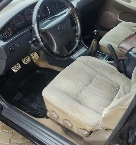 Черный Хендай Соната, объемом двигателя 2 л и пробегом 200 тыс. км за 1350 $, фото 11 на Automoto.ua