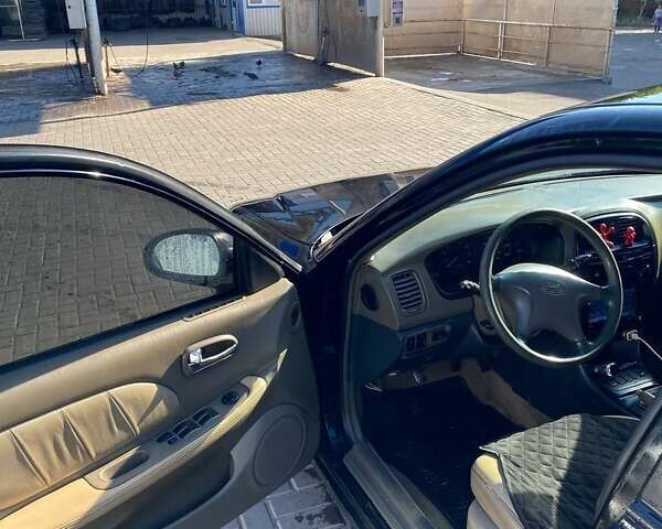 Черный Хендай Соната, объемом двигателя 2 л и пробегом 170 тыс. км за 2700 $, фото 3 на Automoto.ua