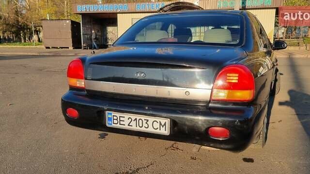 Черный Хендай Соната, объемом двигателя 2 л и пробегом 241 тыс. км за 2600 $, фото 3 на Automoto.ua
