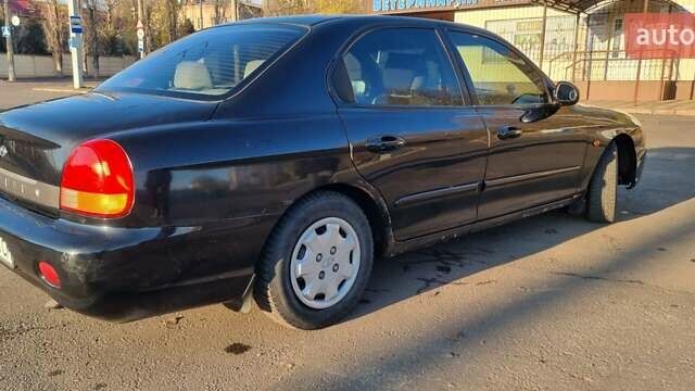 Черный Хендай Соната, объемом двигателя 2 л и пробегом 241 тыс. км за 2600 $, фото 2 на Automoto.ua