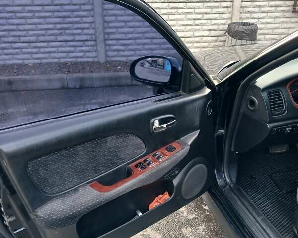 Черный Хендай Соната, объемом двигателя 2 л и пробегом 345 тыс. км за 2900 $, фото 24 на Automoto.ua