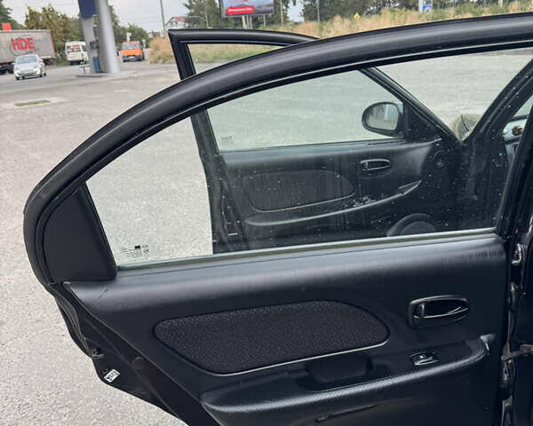 Черный Хендай Соната, объемом двигателя 2 л и пробегом 287 тыс. км за 2200 $, фото 12 на Automoto.ua