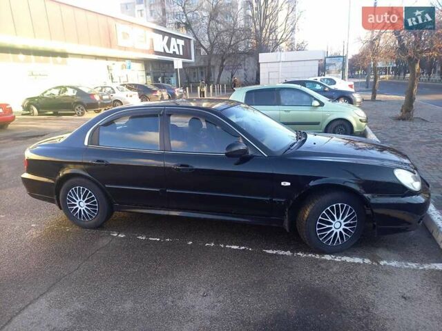 Черный Хендай Соната, объемом двигателя 2 л и пробегом 381 тыс. км за 3400 $, фото 4 на Automoto.ua