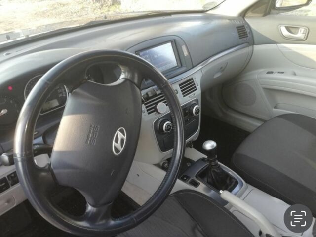 Черный Хендай Соната, объемом двигателя 2.4 л и пробегом 220 тыс. км за 4999 $, фото 3 на Automoto.ua