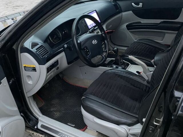 Черный Хендай Соната, объемом двигателя 2.4 л и пробегом 777 тыс. км за 5300 $, фото 5 на Automoto.ua