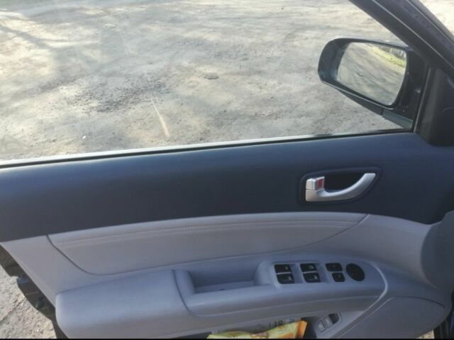 Черный Хендай Соната, объемом двигателя 2.4 л и пробегом 220 тыс. км за 4999 $, фото 4 на Automoto.ua