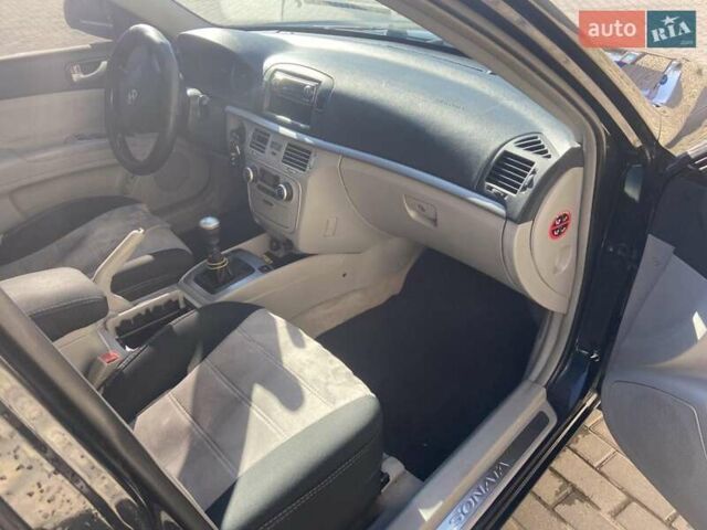 Черный Хендай Соната, объемом двигателя 2.4 л и пробегом 300 тыс. км за 5000 $, фото 1 на Automoto.ua