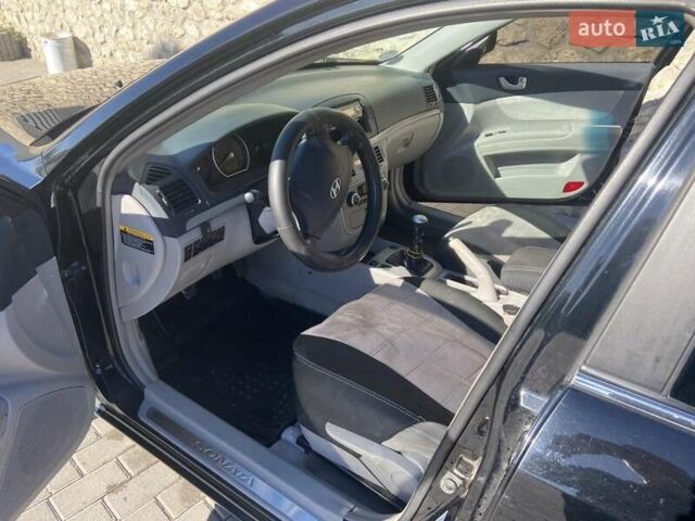 Черный Хендай Соната, объемом двигателя 2.4 л и пробегом 300 тыс. км за 5000 $, фото 2 на Automoto.ua