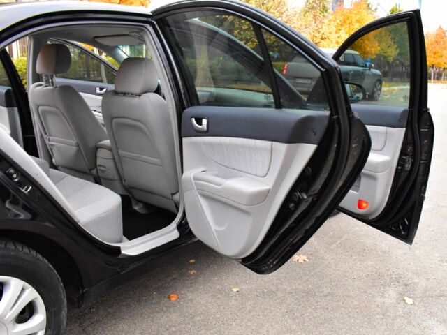 Черный Хендай Соната, объемом двигателя 2 л и пробегом 212 тыс. км за 4800 $, фото 16 на Automoto.ua