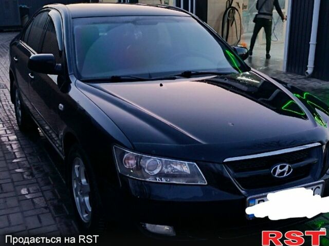 Черный Хендай Соната, объемом двигателя 2 л и пробегом 245 тыс. км за 5000 $, фото 1 на Automoto.ua