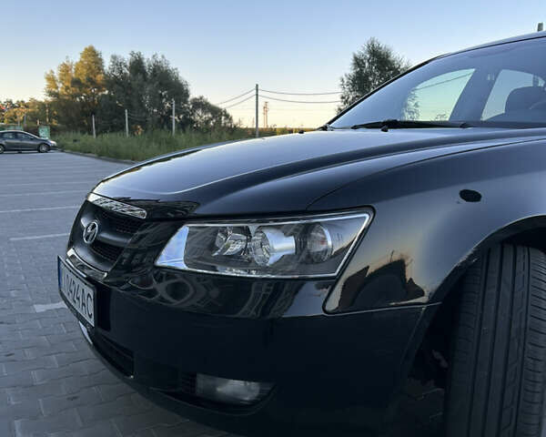 Чорний Хендай Соната, об'ємом двигуна 2 л та пробігом 252 тис. км за 5400 $, фото 2 на Automoto.ua