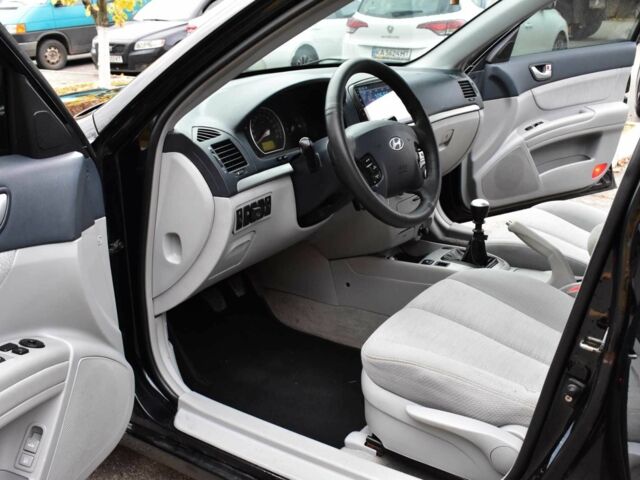 Черный Хендай Соната, объемом двигателя 2 л и пробегом 212 тыс. км за 4800 $, фото 12 на Automoto.ua