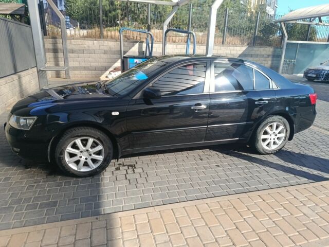 Черный Хендай Соната, объемом двигателя 2 л и пробегом 293 тыс. км за 6200 $, фото 3 на Automoto.ua