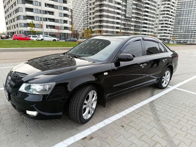 Черный Хендай Соната, объемом двигателя 2 л и пробегом 242 тыс. км за 5750 $, фото 2 на Automoto.ua