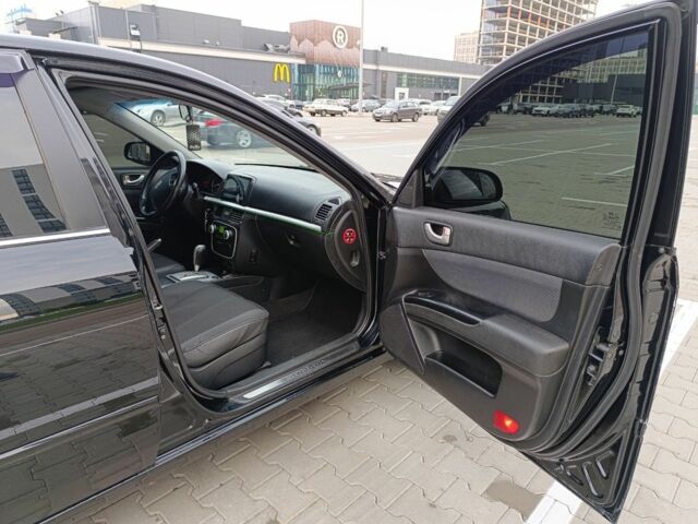 Черный Хендай Соната, объемом двигателя 2 л и пробегом 242 тыс. км за 5750 $, фото 14 на Automoto.ua