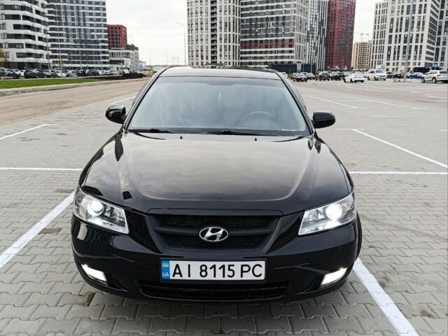 Черный Хендай Соната, объемом двигателя 2 л и пробегом 242 тыс. км за 5750 $, фото 4 на Automoto.ua