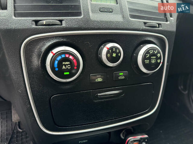 Черный Хендай Соната, объемом двигателя 2 л и пробегом 239 тыс. км за 5200 $, фото 31 на Automoto.ua