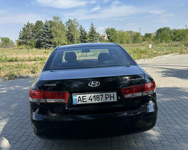 Черный Хендай Соната, объемом двигателя 2 л и пробегом 219 тыс. км за 5500 $, фото 4 на Automoto.ua