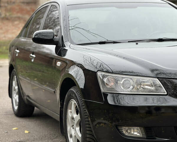 Чорний Хендай Соната, об'ємом двигуна 2 л та пробігом 266 тис. км за 6500 $, фото 1 на Automoto.ua