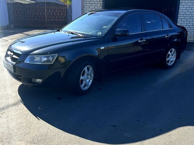 Черный Хендай Соната, объемом двигателя 2 л и пробегом 265 тыс. км за 5700 $, фото 3 на Automoto.ua