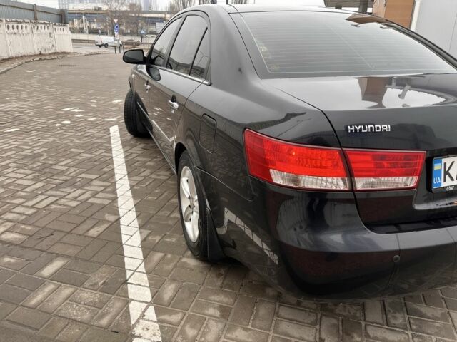 Черный Хендай Соната, объемом двигателя 2.4 л и пробегом 380 тыс. км за 5250 $, фото 1 на Automoto.ua