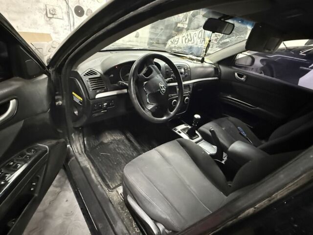 Чорний Хендай Соната, об'ємом двигуна 2 л та пробігом 240 тис. км за 1999 $, фото 5 на Automoto.ua