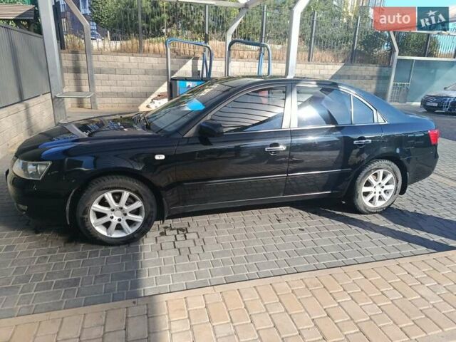 Чорний Хендай Соната, об'ємом двигуна 2 л та пробігом 293 тис. км за 5800 $, фото 4 на Automoto.ua