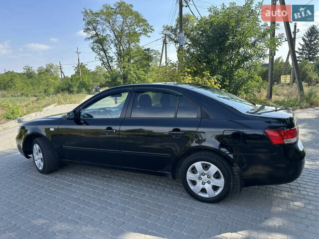 Черный Хендай Соната, объемом двигателя 2 л и пробегом 219 тыс. км за 5500 $, фото 3 на Automoto.ua