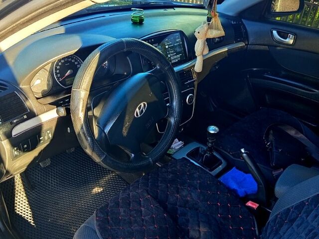 Черный Хендай Соната, объемом двигателя 2 л и пробегом 320 тыс. км за 6200 $, фото 4 на Automoto.ua