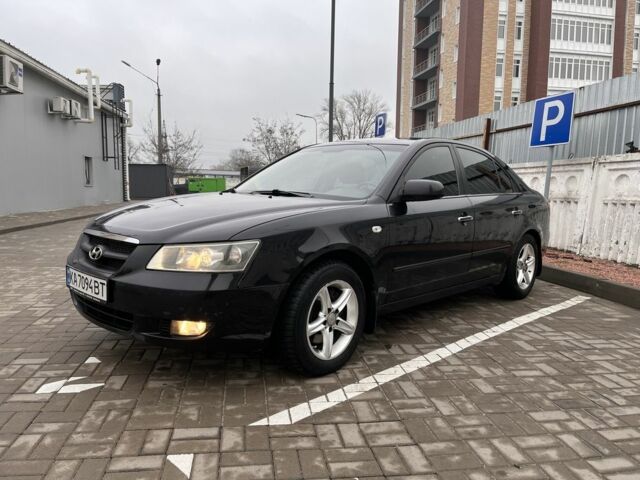 Черный Хендай Соната, объемом двигателя 2.4 л и пробегом 380 тыс. км за 5250 $, фото 4 на Automoto.ua