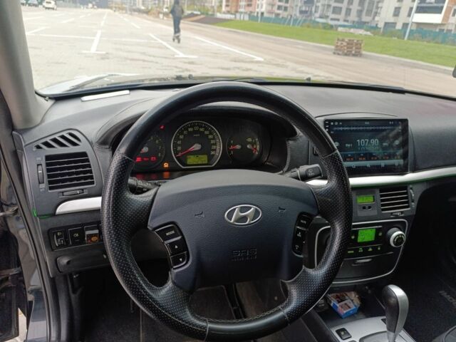 Черный Хендай Соната, объемом двигателя 2 л и пробегом 242 тыс. км за 5750 $, фото 10 на Automoto.ua