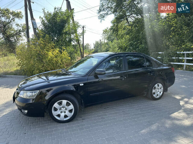 Черный Хендай Соната, объемом двигателя 2 л и пробегом 219 тыс. км за 5500 $, фото 2 на Automoto.ua