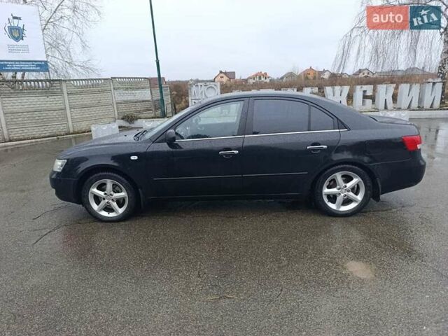 Черный Хендай Соната, объемом двигателя 2.4 л и пробегом 350 тыс. км за 7000 $, фото 2 на Automoto.ua