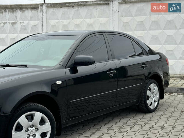 Черный Хендай Соната, объемом двигателя 2 л и пробегом 239 тыс. км за 5200 $, фото 4 на Automoto.ua