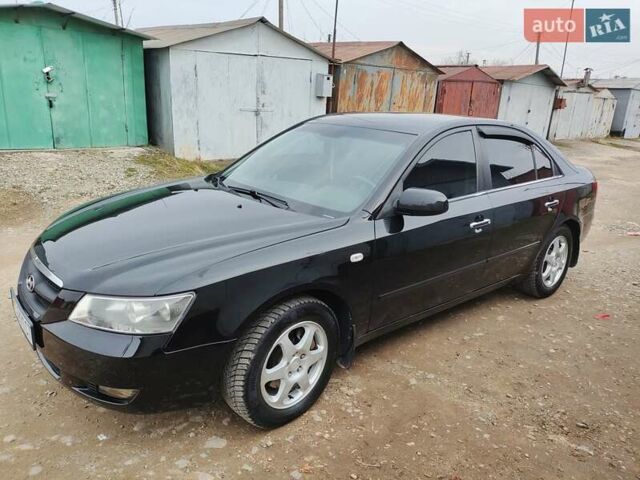 Черный Хендай Соната, объемом двигателя 2 л и пробегом 345 тыс. км за 5100 $, фото 1 на Automoto.ua