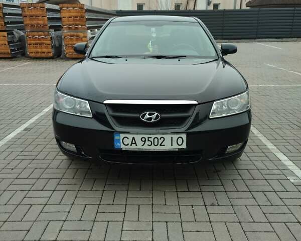 Черный Хендай Соната, объемом двигателя 2 л и пробегом 244 тыс. км за 6000 $, фото 1 на Automoto.ua