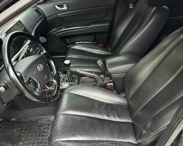 Черный Хендай Соната, объемом двигателя 2.4 л и пробегом 214 тыс. км за 7000 $, фото 5 на Automoto.ua