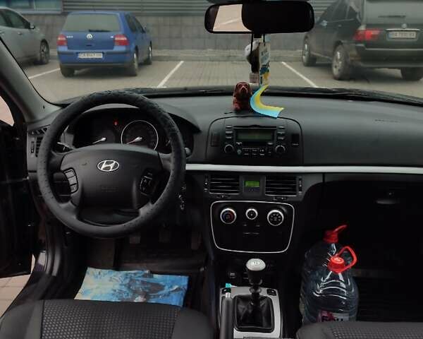 Черный Хендай Соната, объемом двигателя 2 л и пробегом 244 тыс. км за 6000 $, фото 7 на Automoto.ua