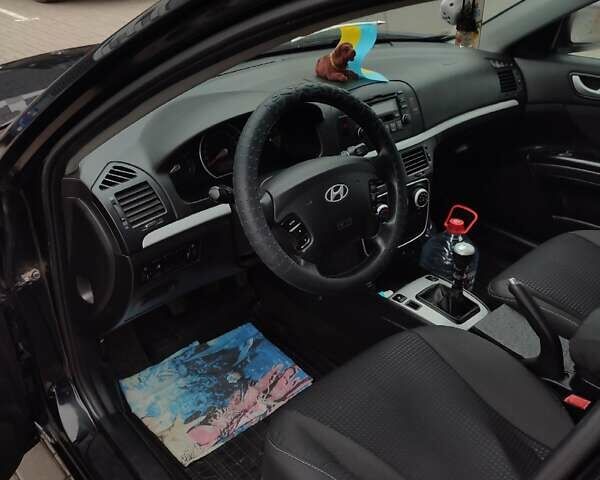 Черный Хендай Соната, объемом двигателя 2 л и пробегом 244 тыс. км за 6000 $, фото 6 на Automoto.ua