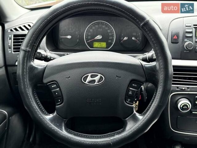 Черный Хендай Соната, объемом двигателя 2 л и пробегом 217 тыс. км за 6200 $, фото 54 на Automoto.ua