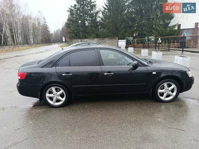 Черный Хендай Соната, объемом двигателя 2.4 л и пробегом 350 тыс. км за 7000 $, фото 3 на Automoto.ua