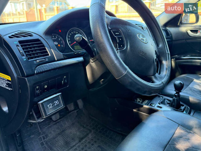 Черный Хендай Соната, объемом двигателя 2 л и пробегом 259 тыс. км за 5199 $, фото 9 на Automoto.ua